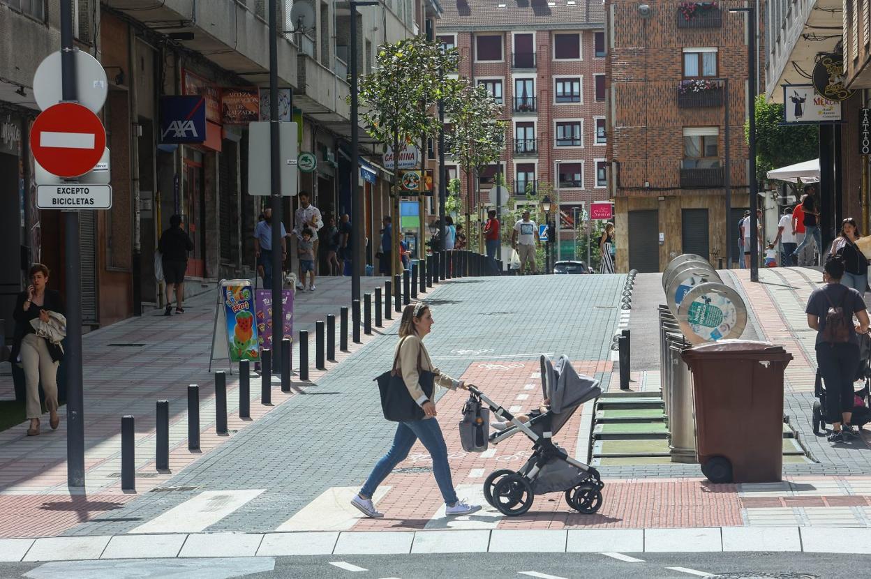 La calle Rafael Sarandeses de Lugones, última vía peatonalizada de Lugones. 