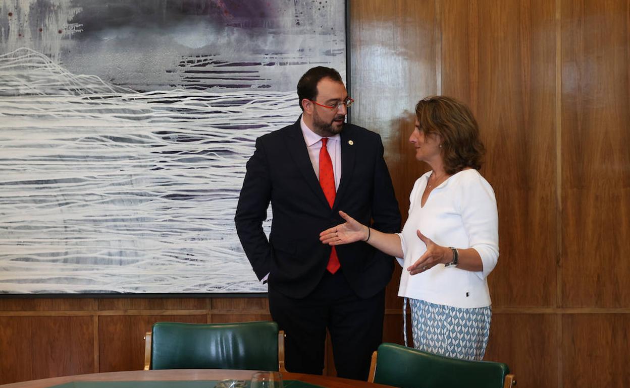 Adrián Barbón y Teresa Ribera.