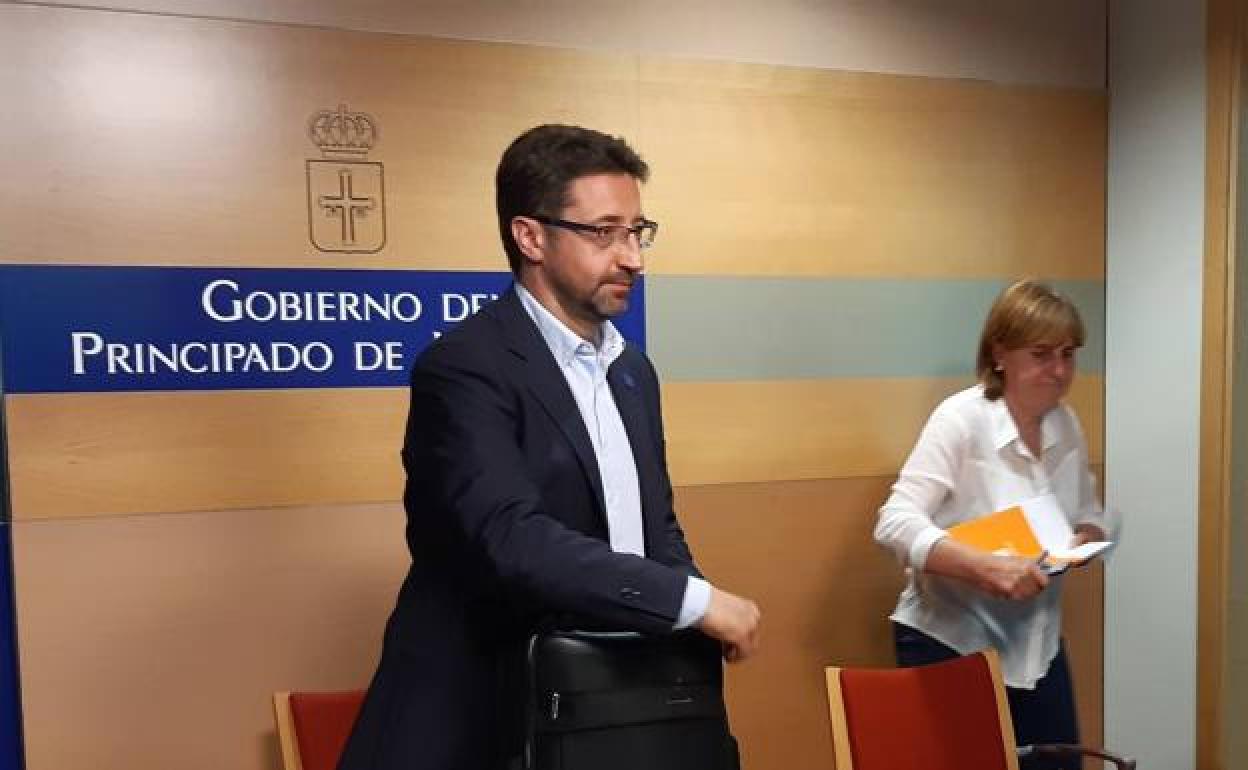 El consejero de Industria, Enrique Fernández, y la directora gerente del Sepepa, Pilar Varela.