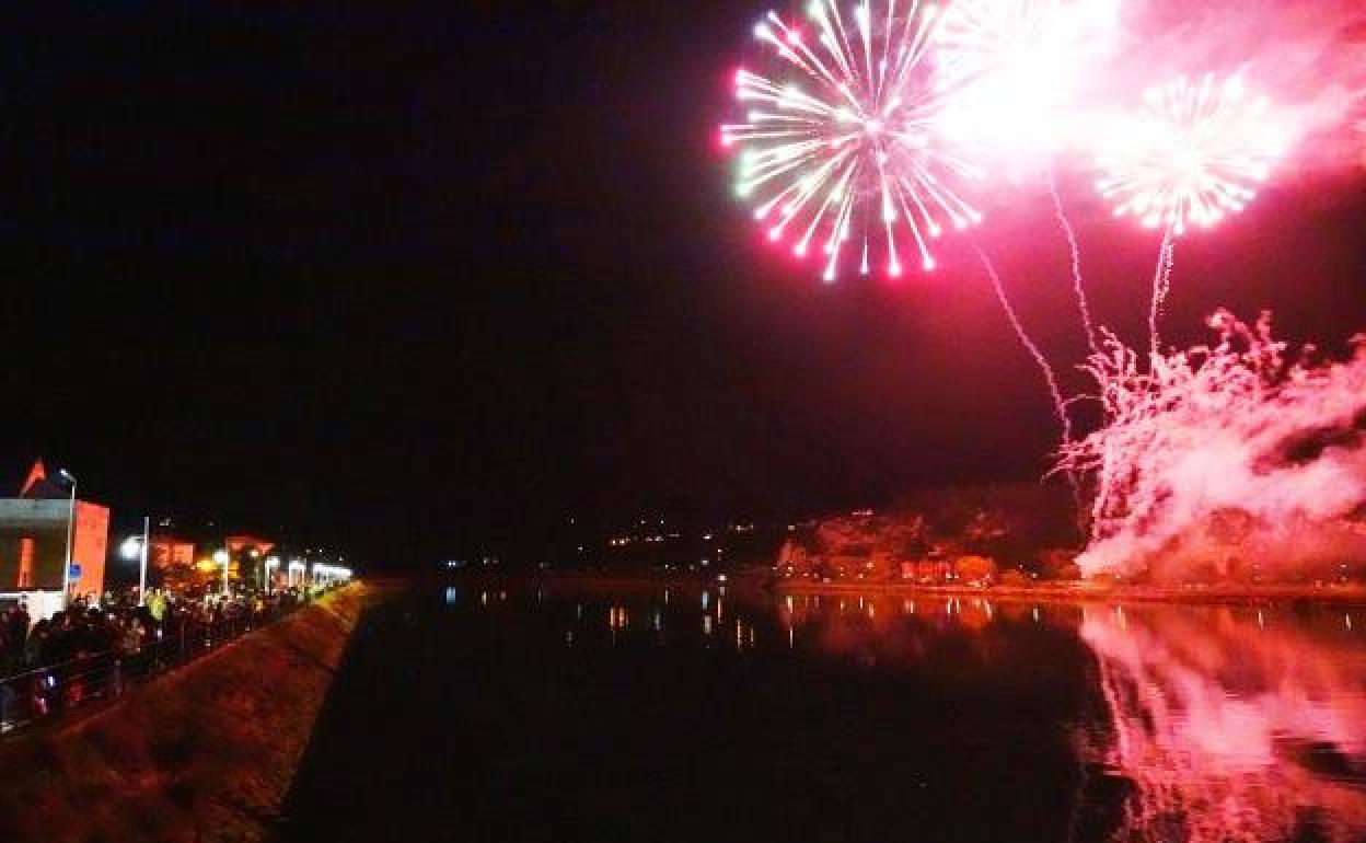 Una imagen de archivo de fuegos artificiales en Ribadesella.