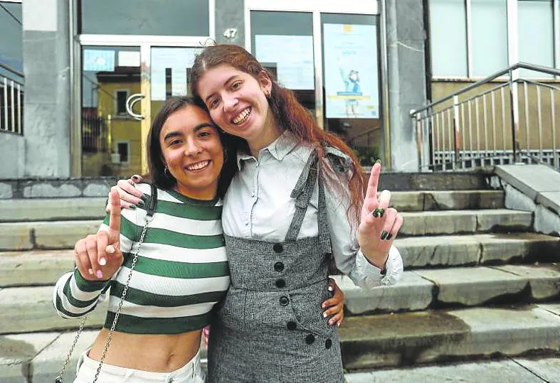 Marta Villa y Mara Fernández, compañeras en el colegio de Loyola. 