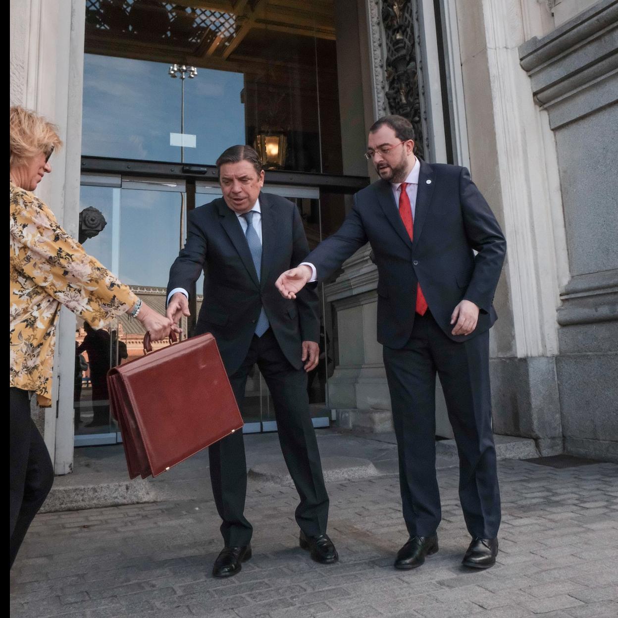 Luis Planas y Adrián Barbón, en la puerta del ministerio de Agricultura. 