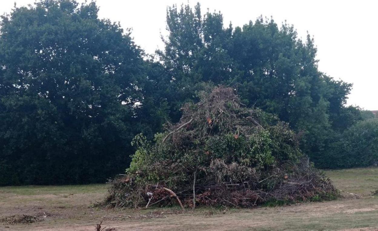 La hoguera de La Camocha, ya preparada para su encendido. 