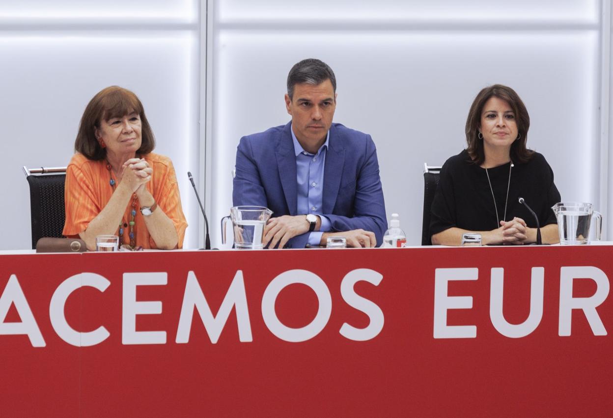 Sánchez, con gesto serio, en la ejecutiva federal del PSOE, entre Cristina Narbona y la asturiana Adriana Lastra. 