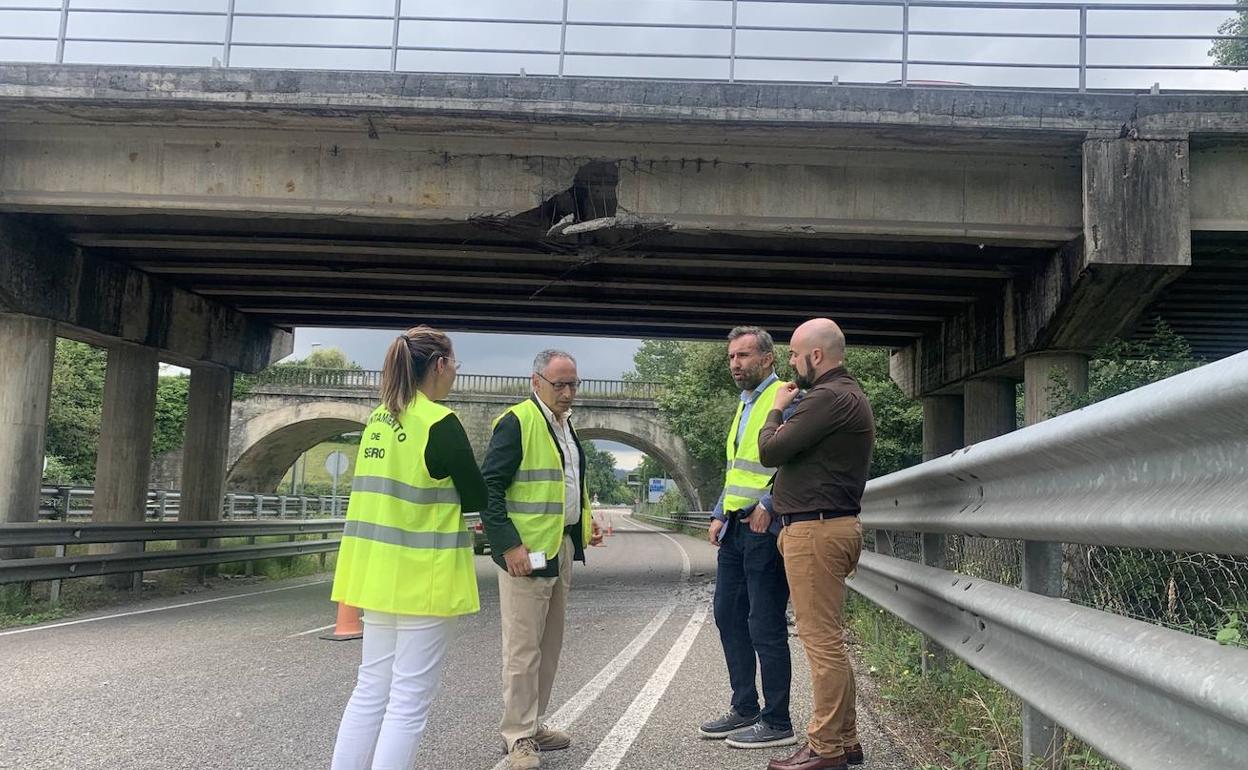 La carga de un camión impacta contra un puente de la AS-17 a la altura de La Fresneda