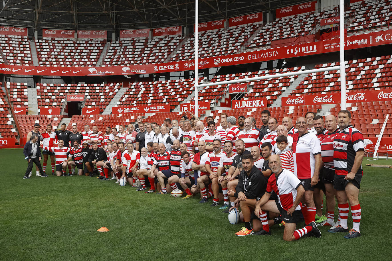 El mítico equipo, que el sábado se enfrenta a España, disputó en El Molinón un amistoso con veteranos de la extinta sección del club gijonés