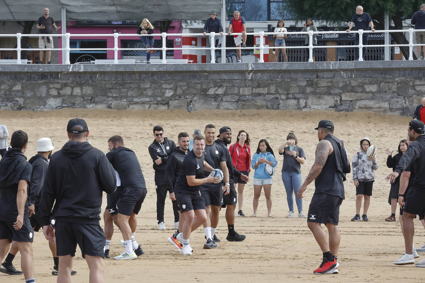 El mítico equipo, que el sábado se enfrenta a España, disputó en El Molinón un amistoso con veteranos de la extinta sección del club gijonés