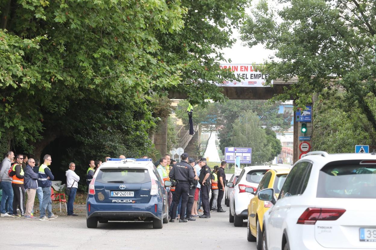 Los agentes de la Policía Nacional terminaron retirando la pancarta que bloqueaba el acceso de vehículos a la fábrica de La Maruca. 