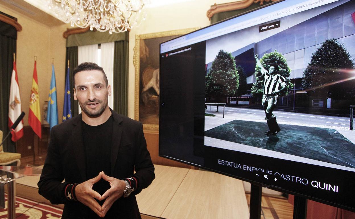 Carlos García, autor de la estatua de Quini, durante la presentación del proyecto.