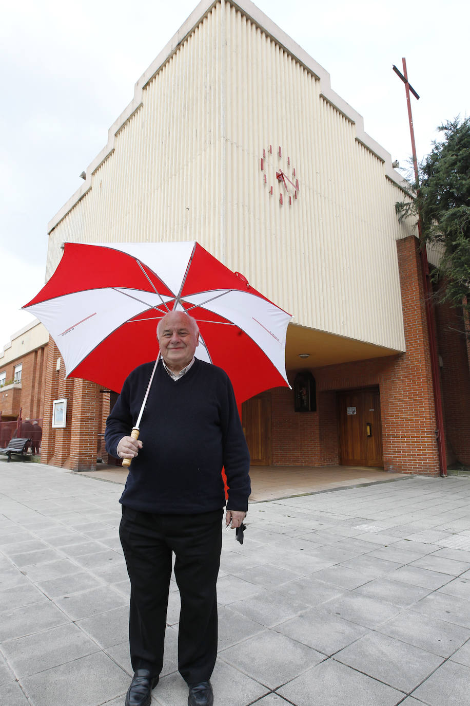 El histórico capellán del Sporting y párroco jubilado de El Coto fallece a los 85 años dejando huérfanos a un equipo, un barrio y una ciudad de su pasión futbolera, fervor religioso e infatigable sorna.