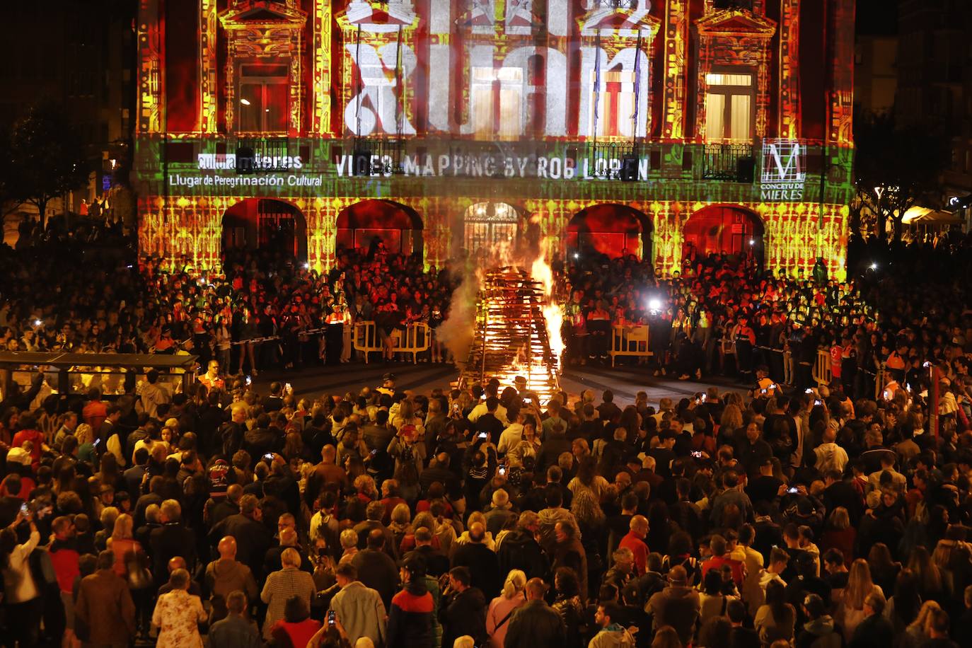 Fotos: Espectacular hoguera de San Juan en Mieres