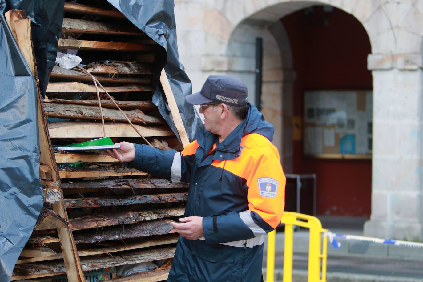 Fotos: Espectacular hoguera de San Juan en Mieres