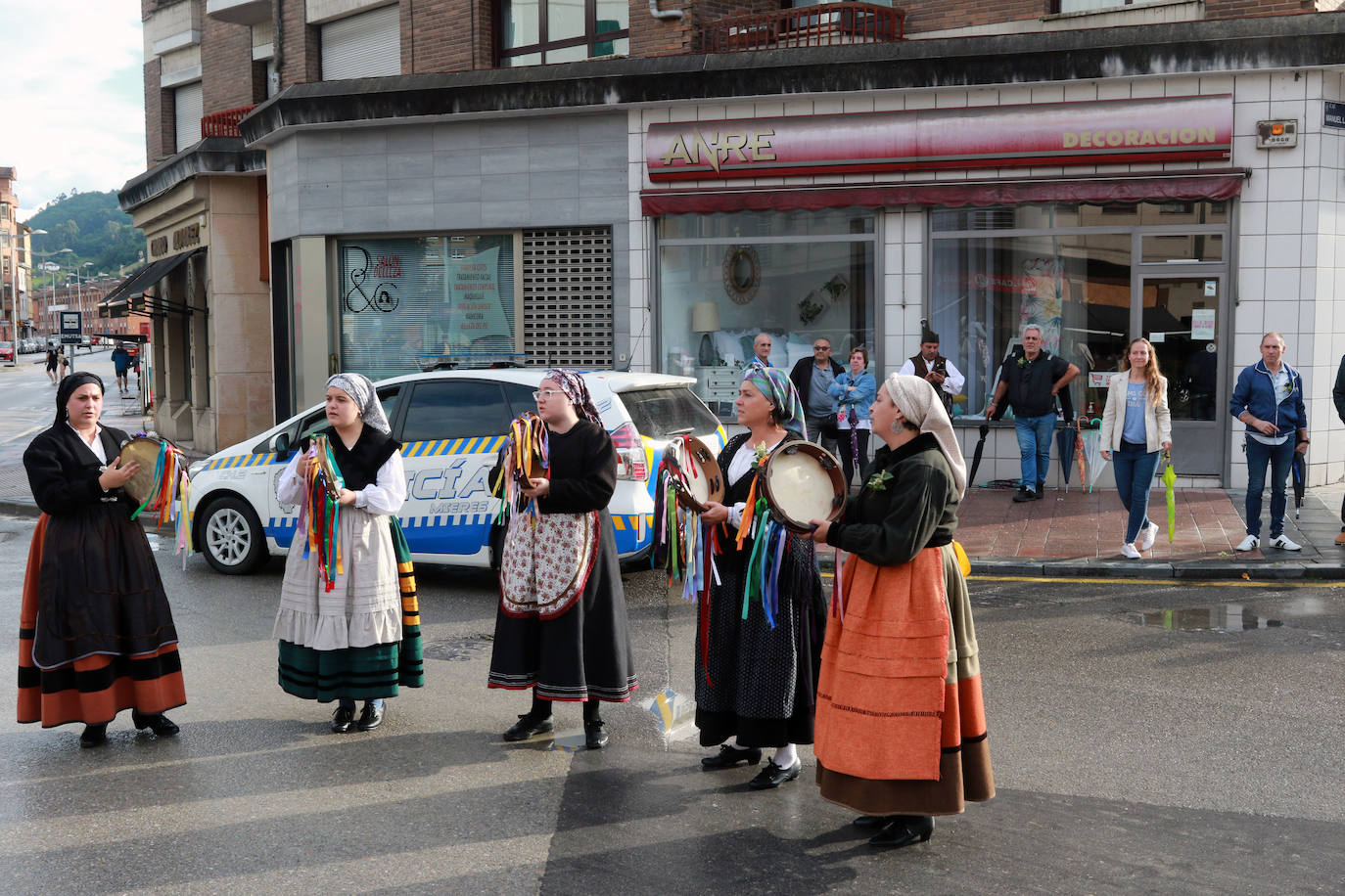 Fotos: Espectacular hoguera de San Juan en Mieres