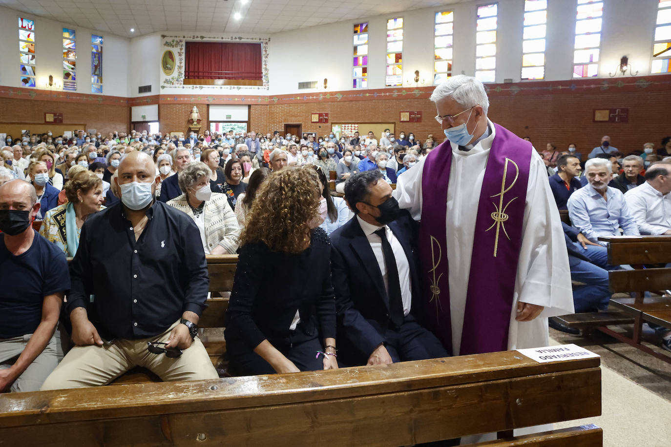 Fernando Fueyo se ha ido y con él, una parte de los corazones de quienes lo conocían. El párroco más forofo del Sporting falleció en Gijón a los 85 años y este viernes cientos de personas han querido despedirse de él en la parroquia de San Nicolas de Bari, donde se ha celebrado un emotivo funeral. 