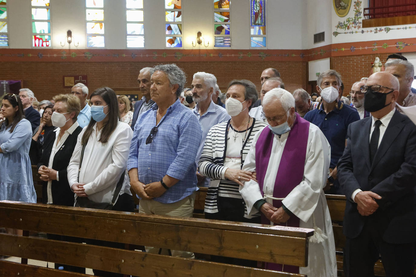 Fernando Fueyo se ha ido y con él, una parte de los corazones de quienes lo conocían. El párroco más forofo del Sporting falleció en Gijón a los 85 años y este viernes cientos de personas han querido despedirse de él en la parroquia de San Nicolas de Bari, donde se ha celebrado un emotivo funeral. 