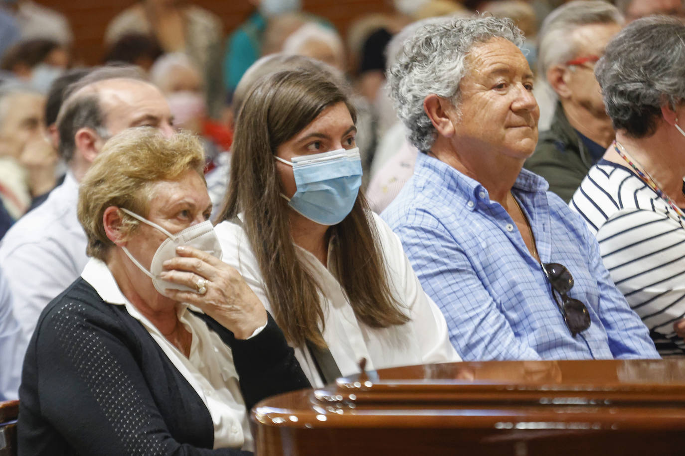 Fernando Fueyo se ha ido y con él, una parte de los corazones de quienes lo conocían. El párroco más forofo del Sporting falleció en Gijón a los 85 años y este viernes cientos de personas han querido despedirse de él en la parroquia de San Nicolas de Bari, donde se ha celebrado un emotivo funeral. 