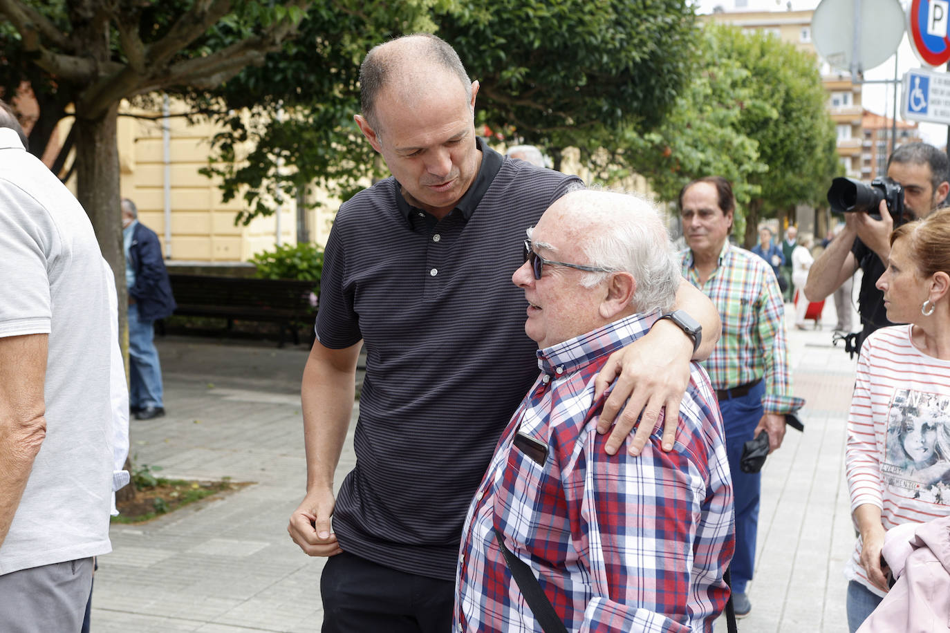 Fernando Fueyo se ha ido y con él, una parte de los corazones de quienes lo conocían. El párroco más forofo del Sporting falleció en Gijón a los 85 años y este viernes cientos de personas han querido despedirse de él en la parroquia de San Nicolas de Bari, donde se ha celebrado un emotivo funeral. 