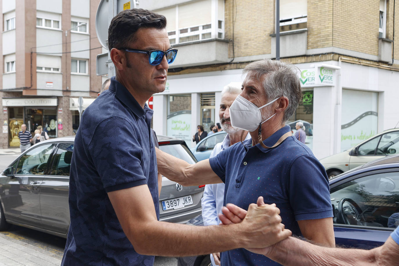 Fernando Fueyo se ha ido y con él, una parte de los corazones de quienes lo conocían. El párroco más forofo del Sporting falleció en Gijón a los 85 años y este viernes cientos de personas han querido despedirse de él en la parroquia de San Nicolas de Bari, donde se ha celebrado un emotivo funeral. 