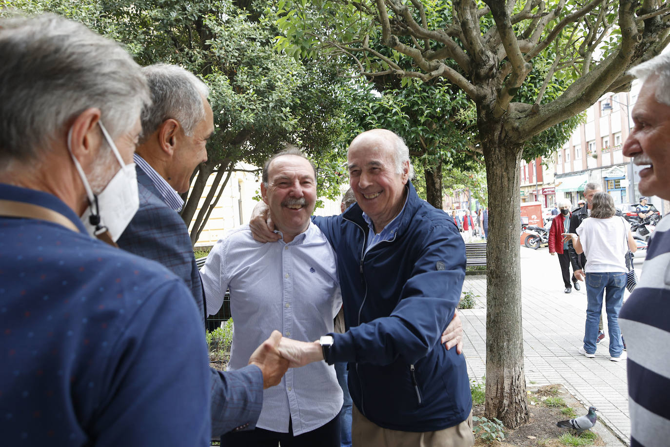 Fernando Fueyo se ha ido y con él, una parte de los corazones de quienes lo conocían. El párroco más forofo del Sporting falleció en Gijón a los 85 años y este viernes cientos de personas han querido despedirse de él en la parroquia de San Nicolas de Bari, donde se ha celebrado un emotivo funeral. 