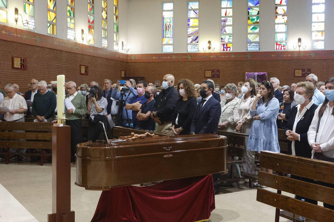 Fernando Fueyo se ha ido y con él, una parte de los corazones de quienes lo conocían. El párroco más forofo del Sporting falleció en Gijón a los 85 años y este viernes cientos de personas han querido despedirse de él en la parroquia de San Nicolas de Bari, donde se ha celebrado un emotivo funeral. 