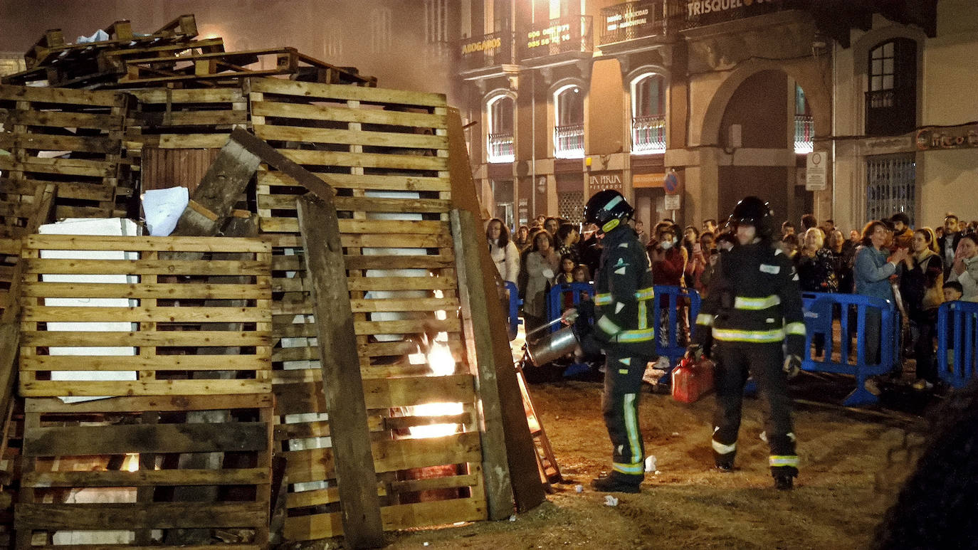 Fotos: Hoguera y fuegos infantiles en Avilés y Trasona
