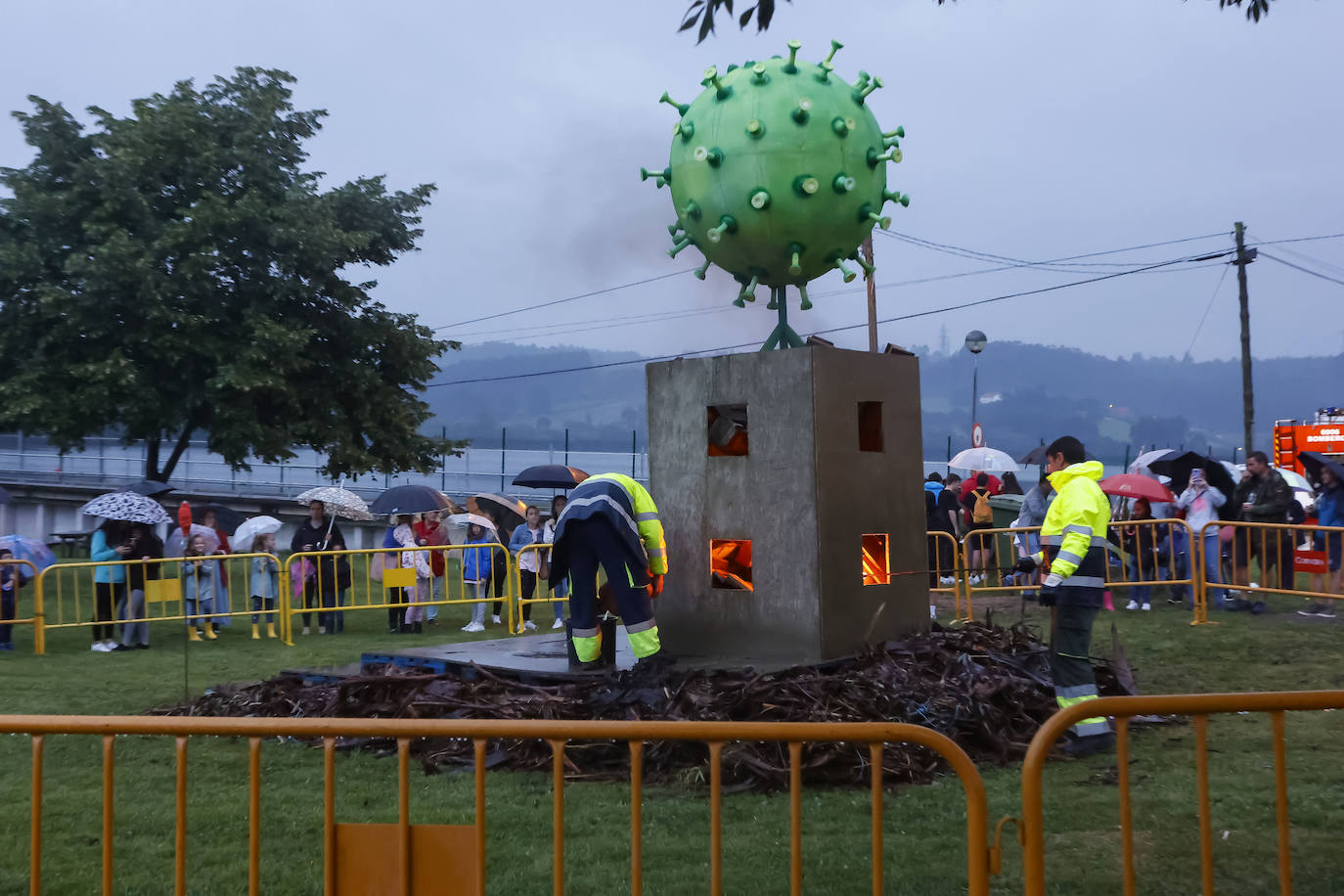 Fotos: Hoguera y fuegos infantiles en Avilés y Trasona