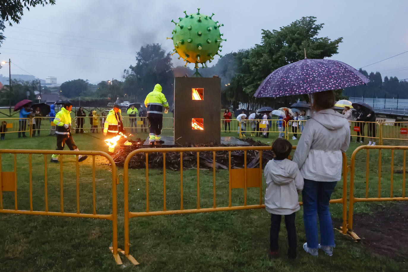 Fotos: Hoguera y fuegos infantiles en Avilés y Trasona