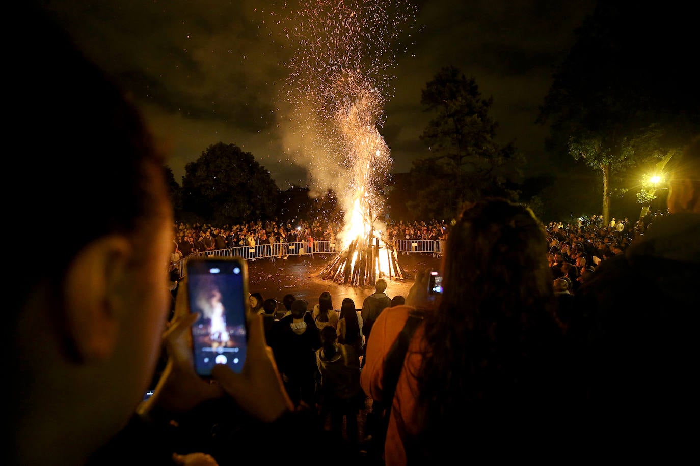 Las novedosa hoguera de ElCampillín y la ya tradicional de La Corredoria brotan entre el agua, que obligó a suspender las actividades infantiles