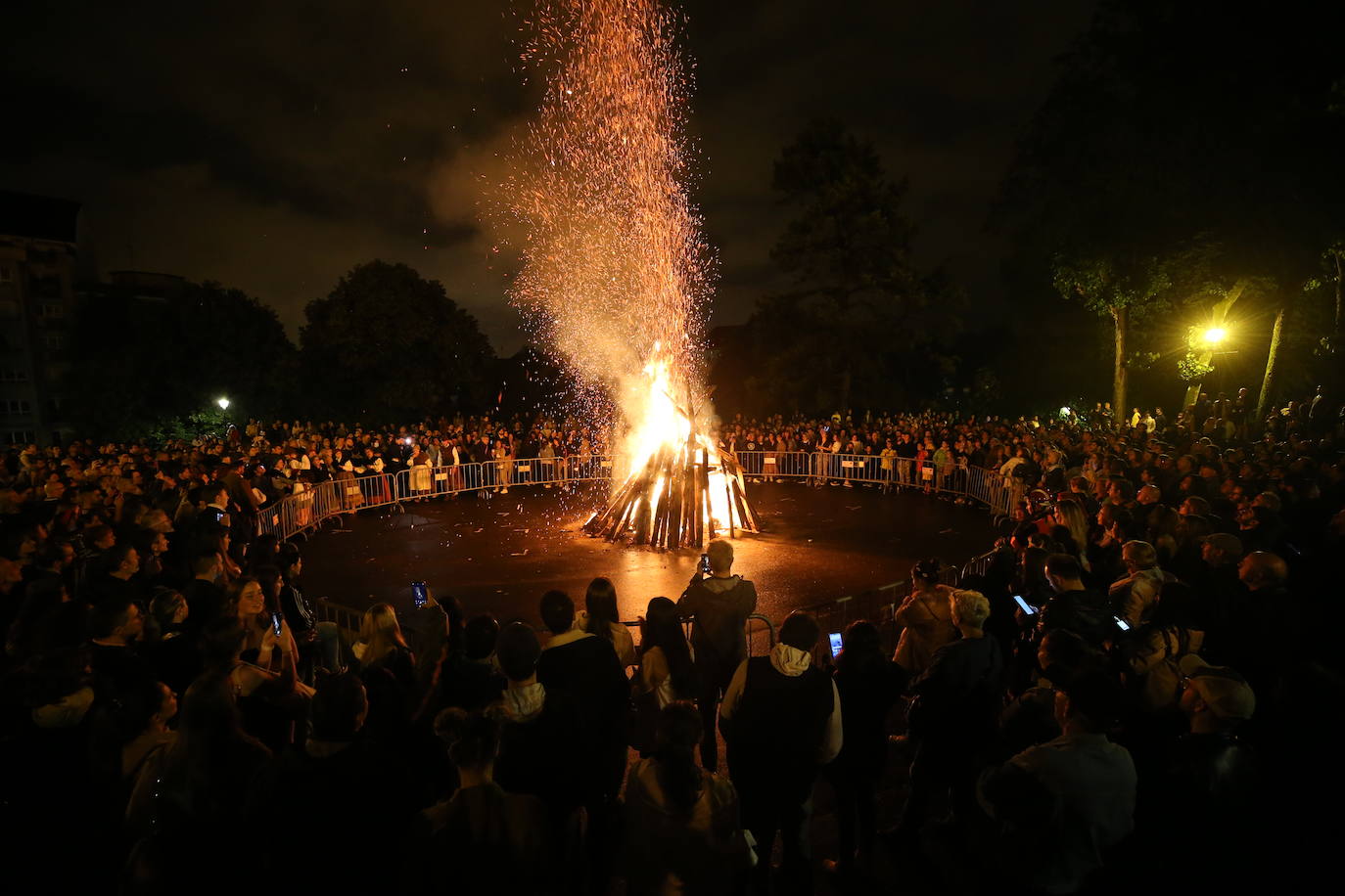 Las novedosa hoguera de ElCampillín y la ya tradicional de La Corredoria brotan entre el agua, que obligó a suspender las actividades infantiles