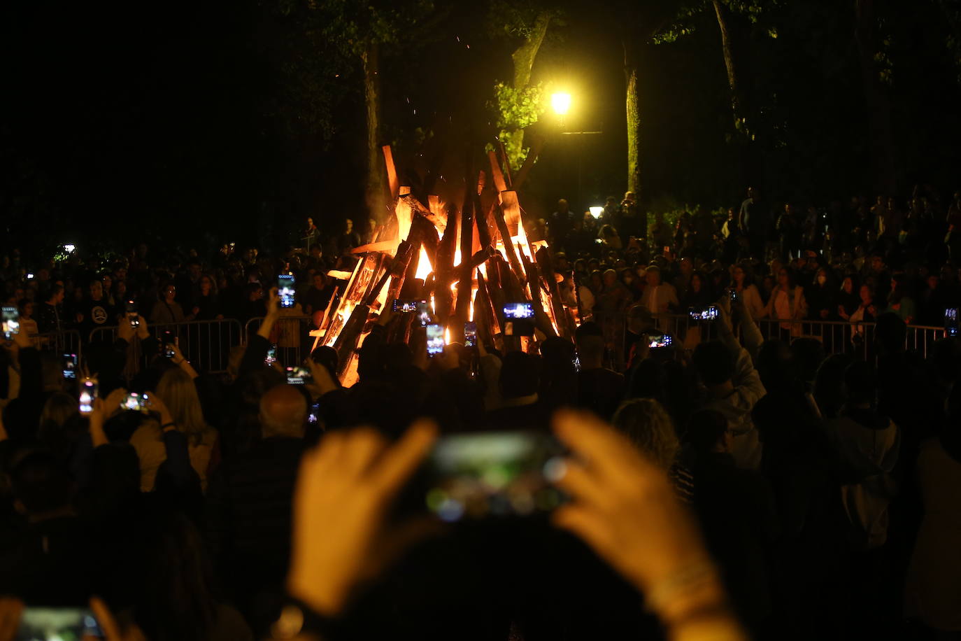 Las novedosa hoguera de ElCampillín y la ya tradicional de La Corredoria brotan entre el agua, que obligó a suspender las actividades infantiles