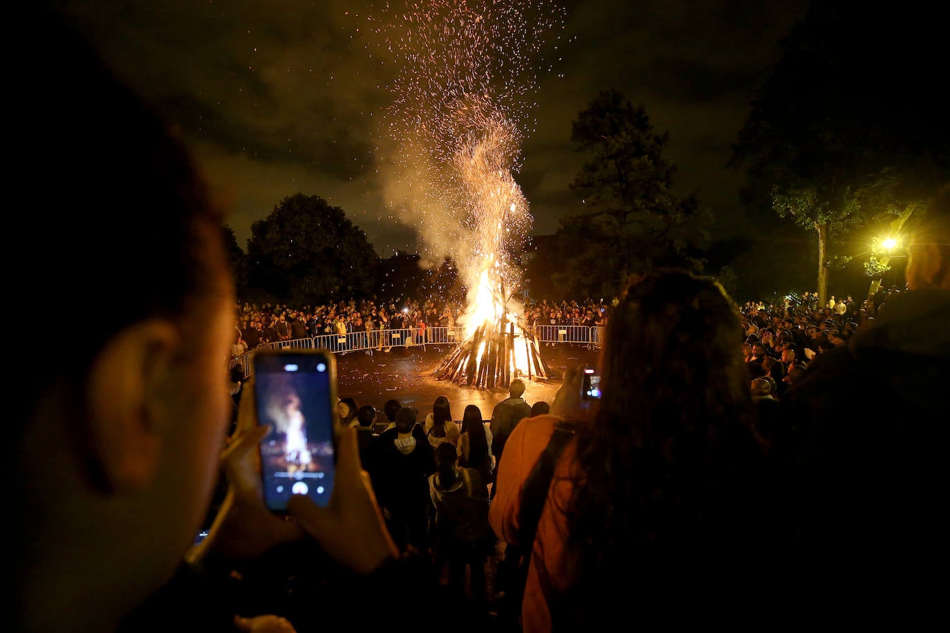 De nuevo noche de folixa. Después de dos años de parón por la pandemia, Asturias volvió a iluminarse por las llamas de las múltiples hogueras de la región en la noche más corta del año, a pesar de la lluvia.