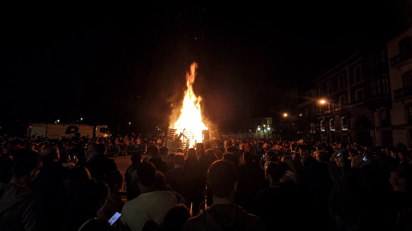 De nuevo noche de folixa. Después de dos años de parón por la pandemia, Asturias volvió a iluminarse por las llamas de las múltiples hogueras de la región en la noche más corta del año, a pesar de la lluvia.