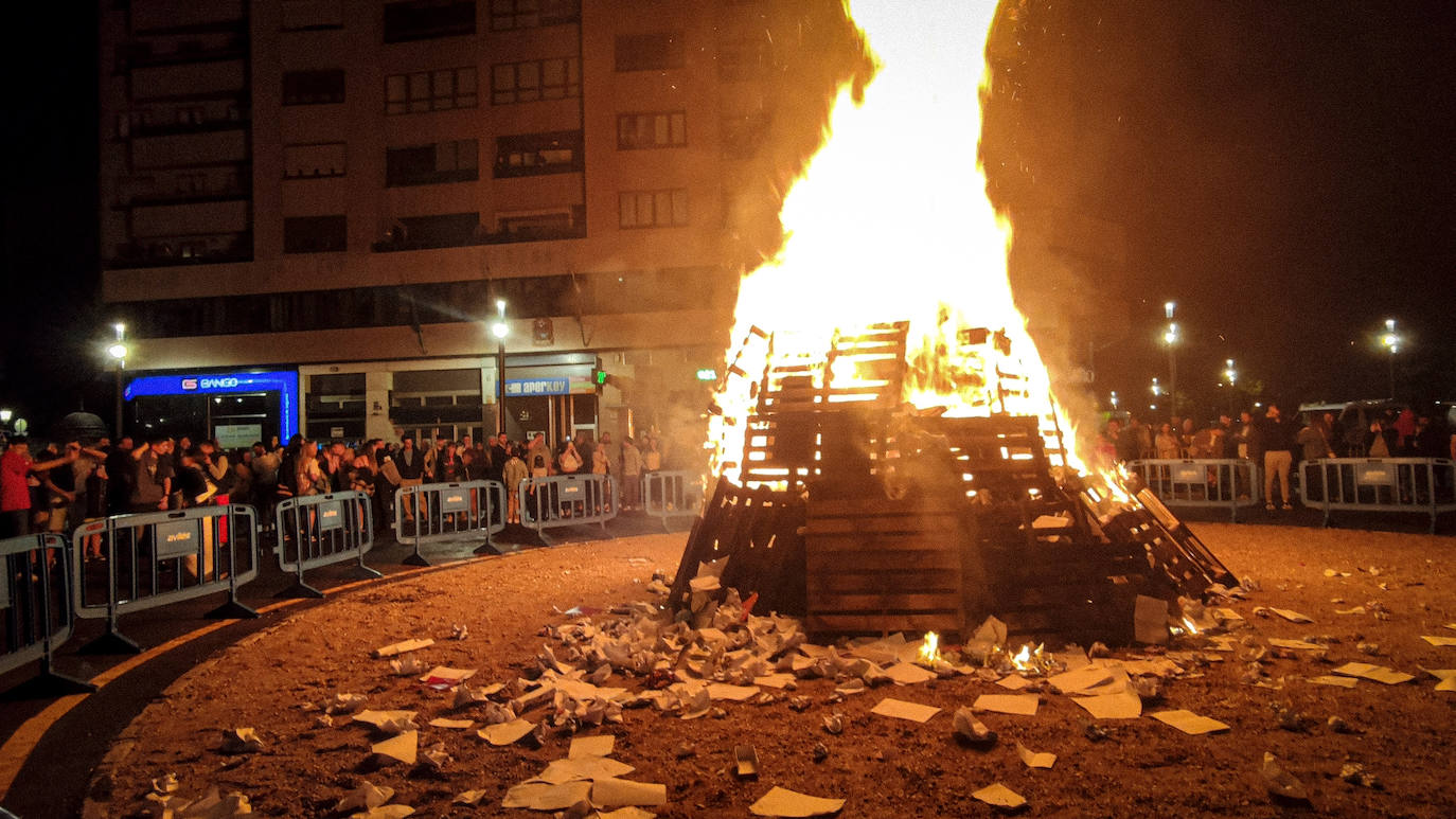 De nuevo noche de folixa. Después de dos años de parón por la pandemia, Asturias volvió a iluminarse por las llamas de las múltiples hogueras de la región en la noche más corta del año, a pesar de la lluvia.