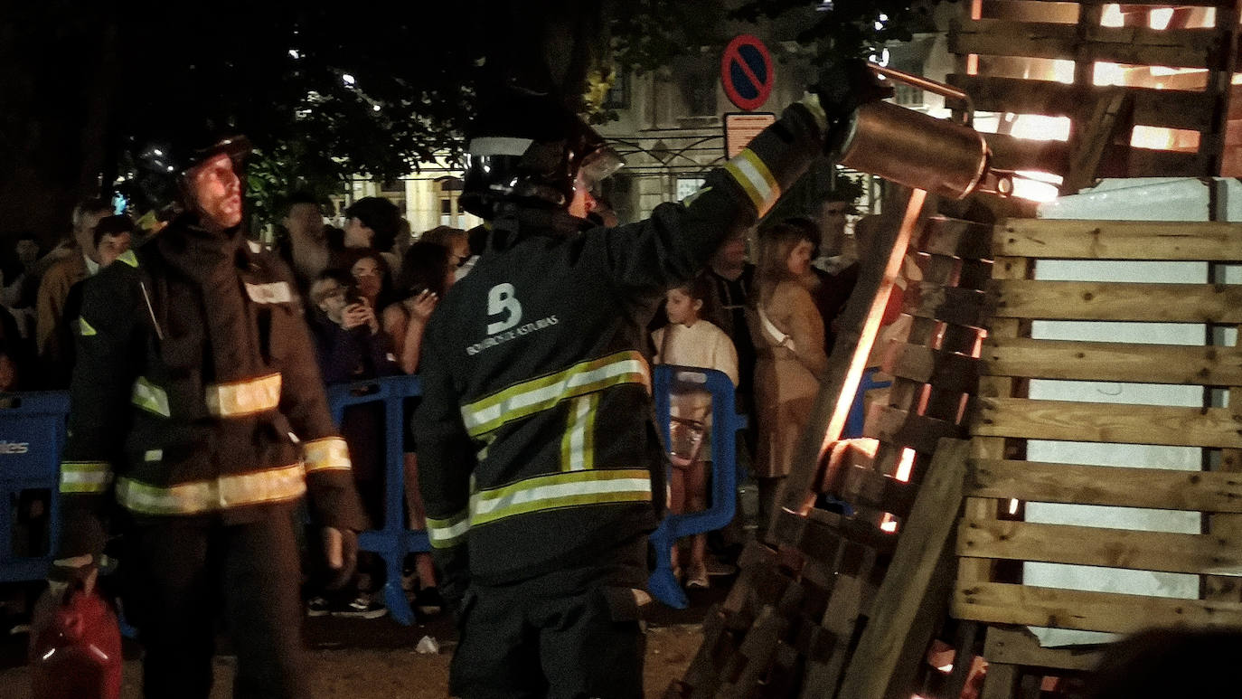 De nuevo noche de folixa. Después de dos años de parón por la pandemia, Asturias volvió a iluminarse por las llamas de las múltiples hogueras de la región en la noche más corta del año, a pesar de la lluvia.