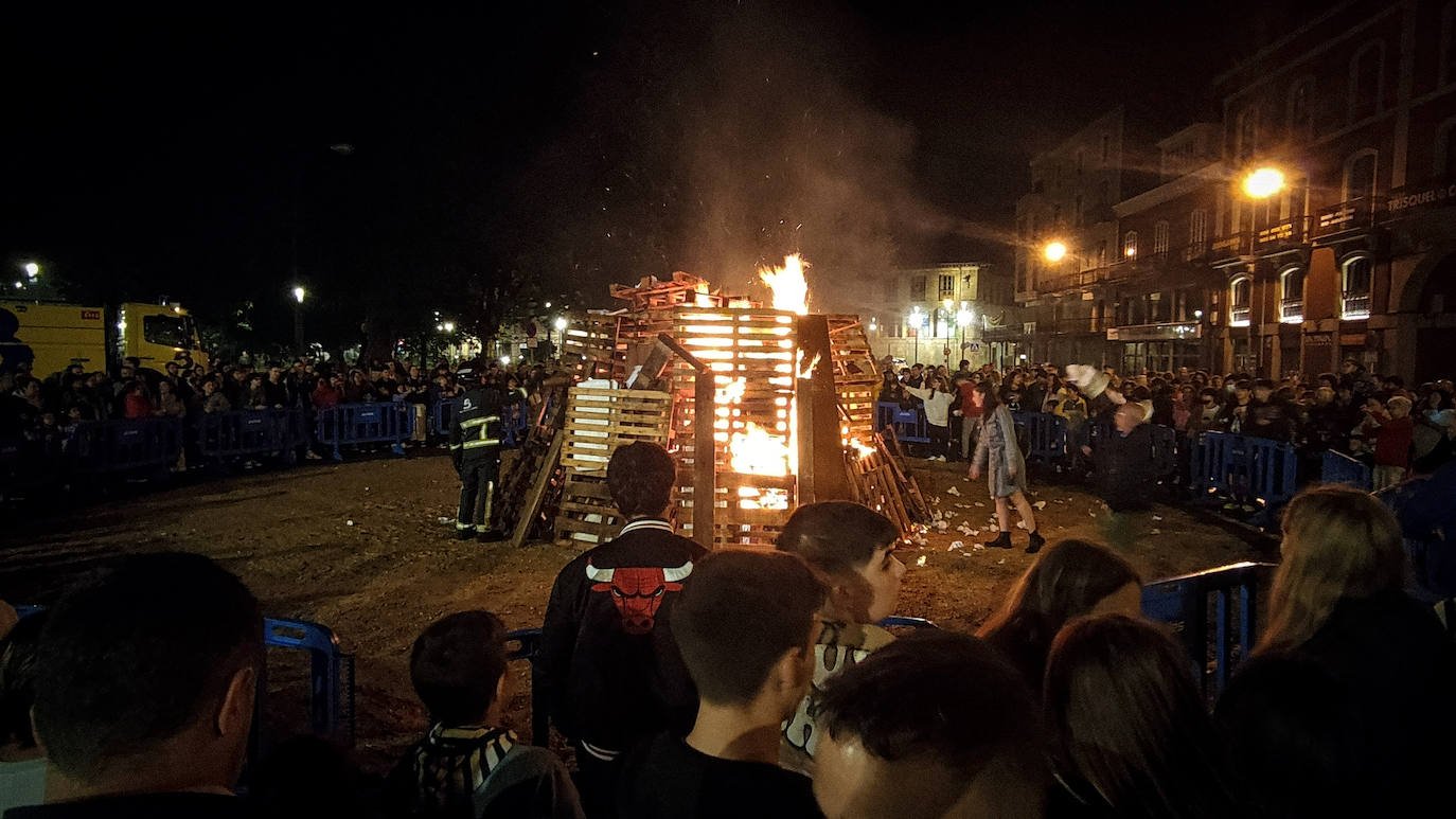 De nuevo noche de folixa. Después de dos años de parón por la pandemia, Asturias volvió a iluminarse por las llamas de las múltiples hogueras de la región en la noche más corta del año, a pesar de la lluvia.