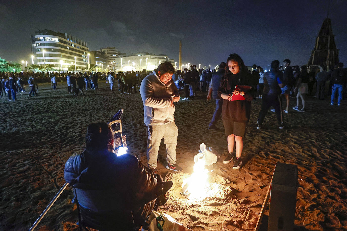 De nuevo noche de folixa. Después de dos años de parón por la pandemia, Asturias volvió a iluminarse por las llamas de las múltiples hogueras de la región en la noche más corta del año, a pesar de la lluvia.