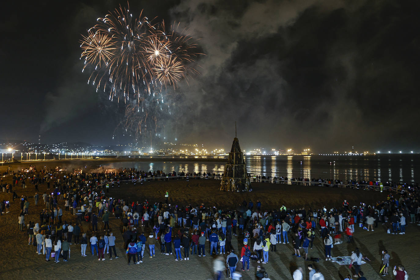 De nuevo noche de folixa. Después de dos años de parón por la pandemia, Asturias volvió a iluminarse por las llamas de las múltiples hogueras de la región en la noche más corta del año, a pesar de la lluvia.