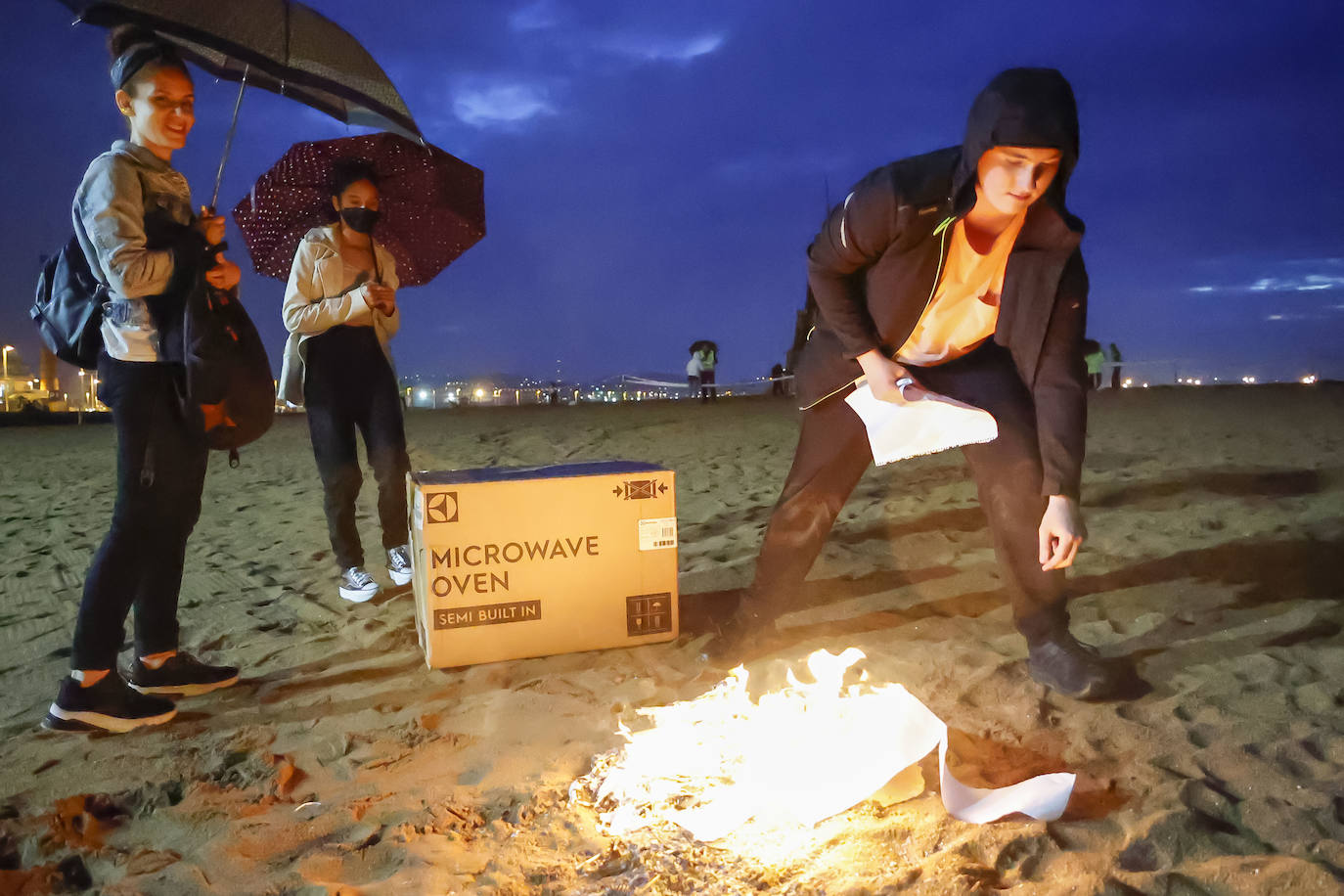 De nuevo noche de folixa. Después de dos años de parón por la pandemia, Asturias volvió a iluminarse por las llamas de las múltiples hogueras de la región en la noche más corta del año, a pesar de la lluvia.