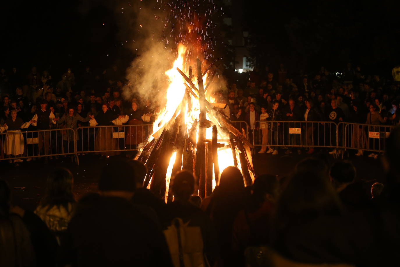 De nuevo noche de folixa. Después de dos años de parón por la pandemia, Asturias volvió a iluminarse por las llamas de las múltiples hogueras de la región en la noche más corta del año, a pesar de la lluvia.