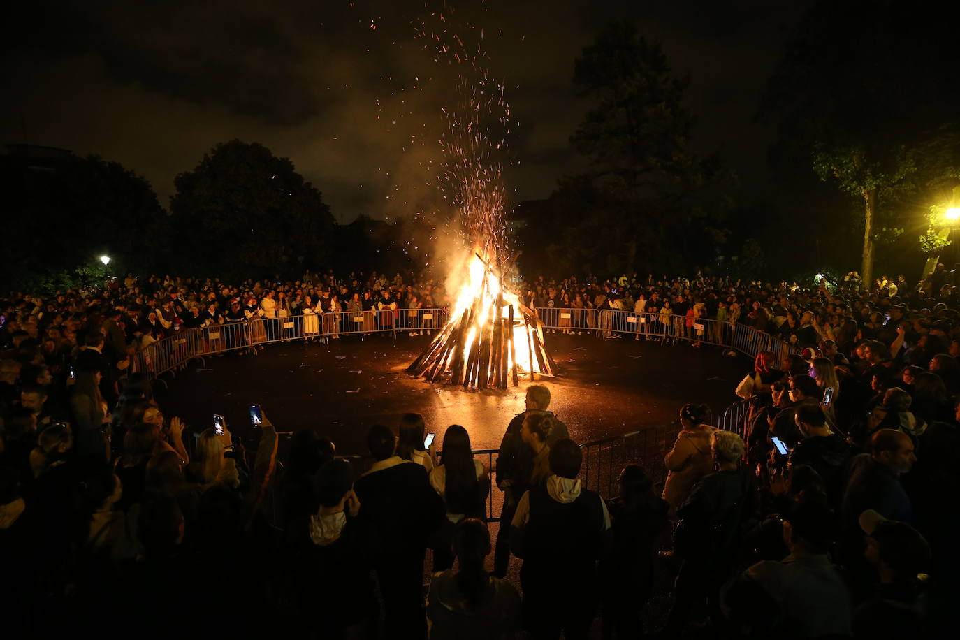 De nuevo noche de folixa. Después de dos años de parón por la pandemia, Asturias volvió a iluminarse por las llamas de las múltiples hogueras de la región en la noche más corta del año, a pesar de la lluvia.