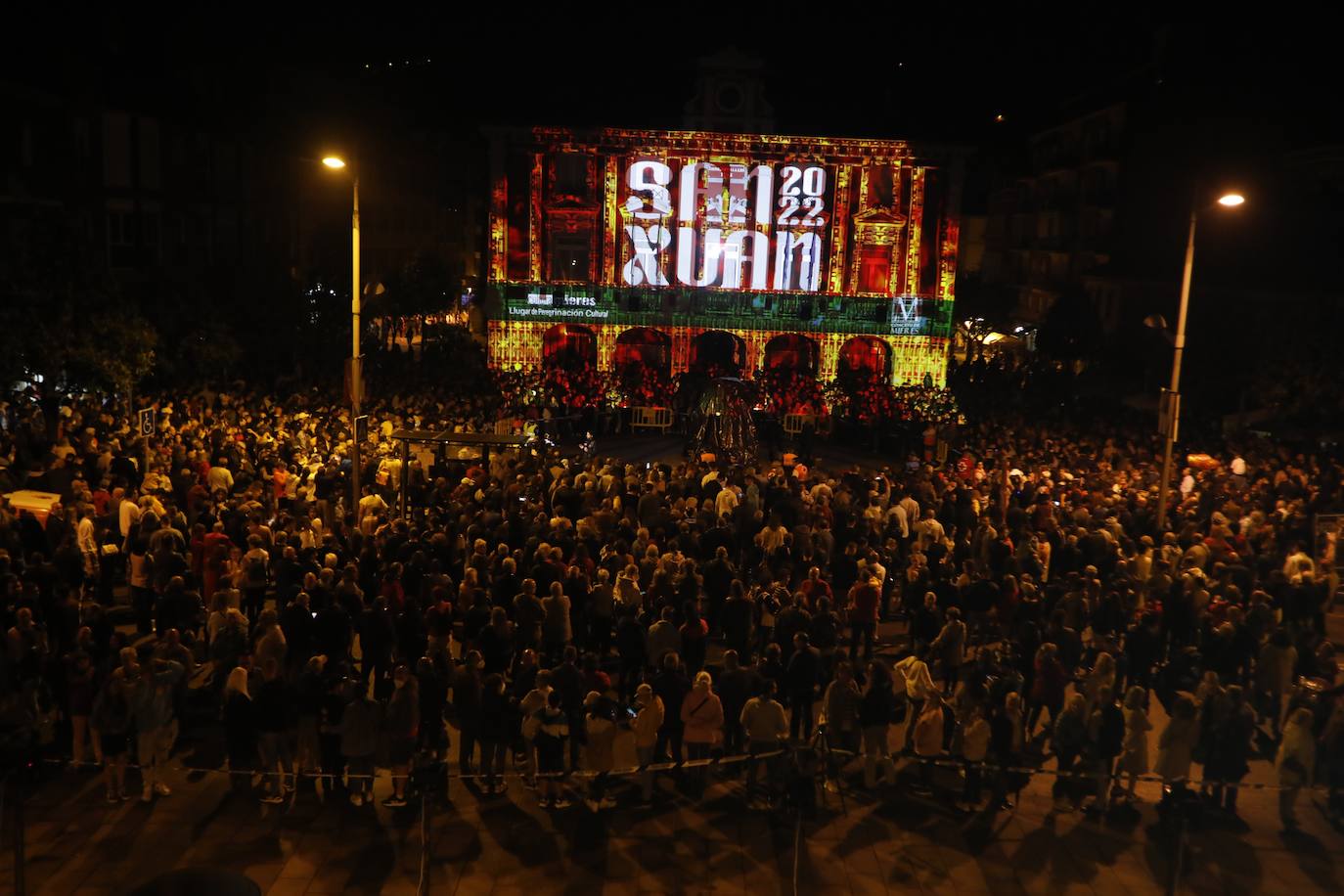 De nuevo noche de folixa. Después de dos años de parón por la pandemia, Asturias volvió a iluminarse por las llamas de las múltiples hogueras de la región en la noche más corta del año, a pesar de la lluvia.