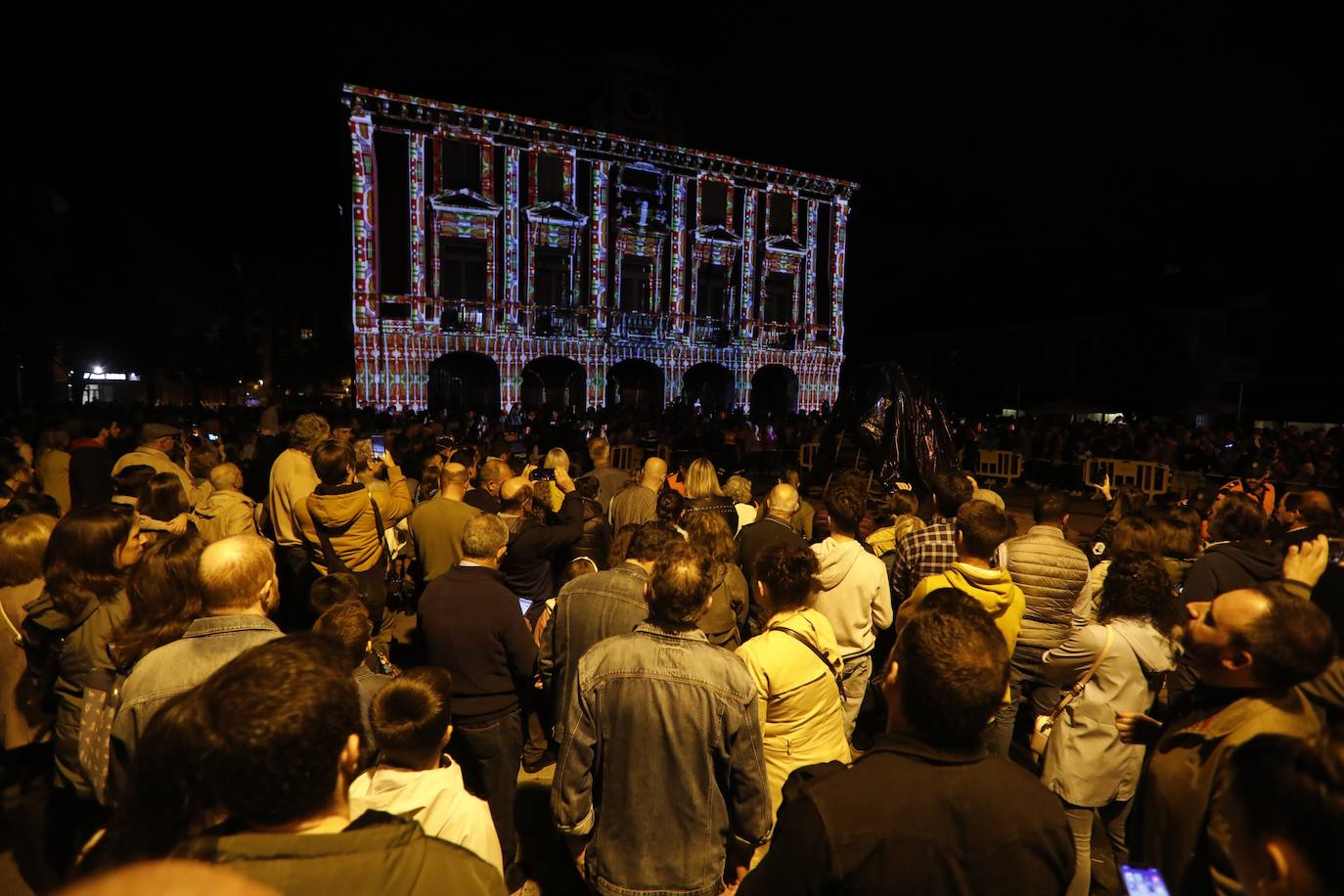 De nuevo noche de folixa. Después de dos años de parón por la pandemia, Asturias volvió a iluminarse por las llamas de las múltiples hogueras de la región en la noche más corta del año, a pesar de la lluvia.