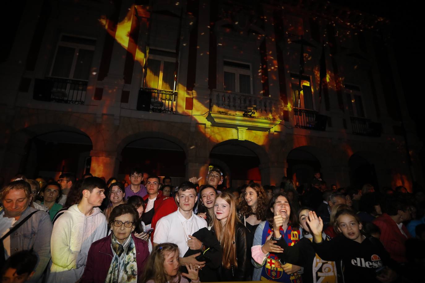 De nuevo noche de folixa. Después de dos años de parón por la pandemia, Asturias volvió a iluminarse por las llamas de las múltiples hogueras de la región en la noche más corta del año, a pesar de la lluvia.