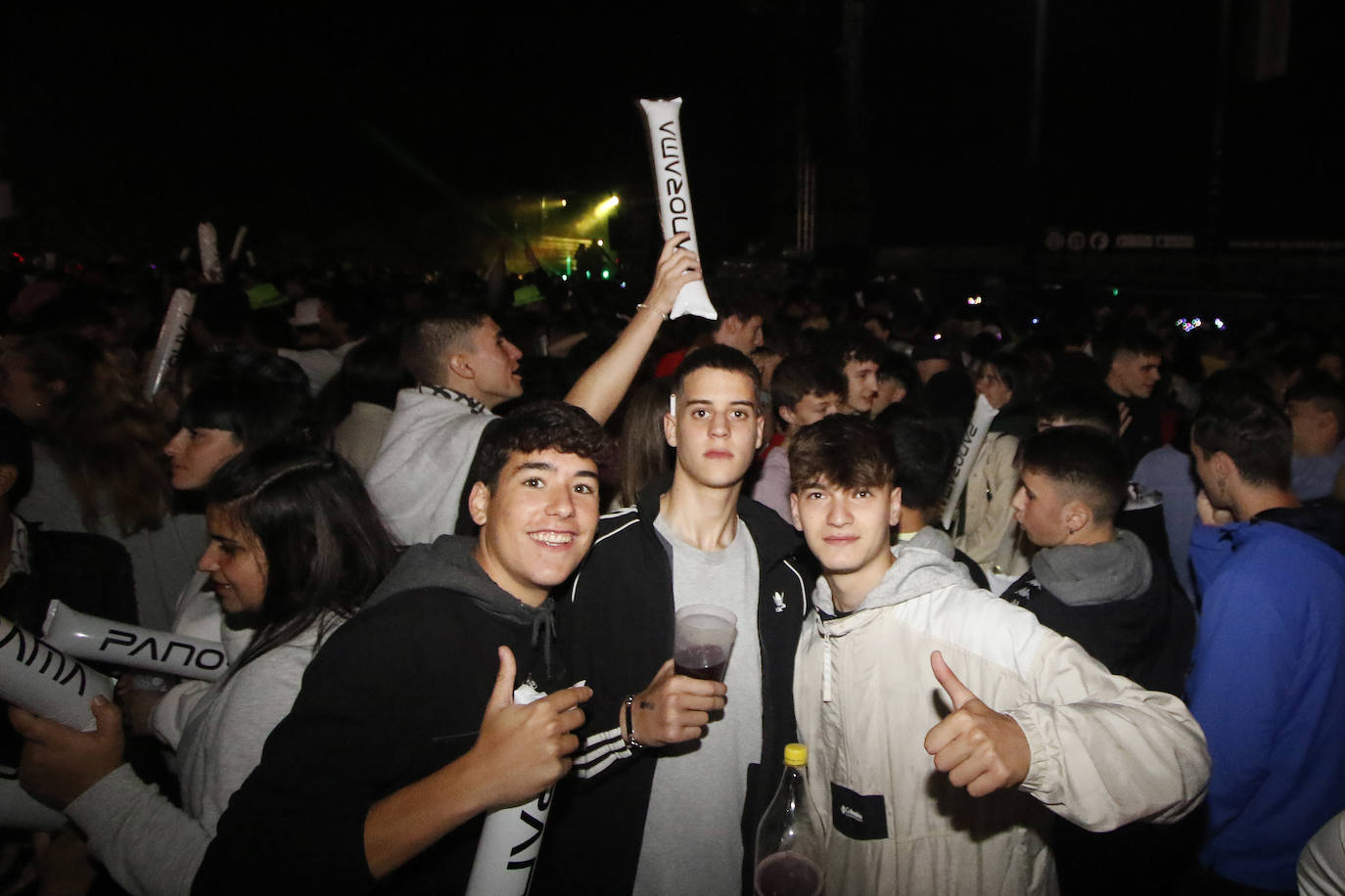 La orquesta amenizó la noche de San Juan a multitud de gijoneses.