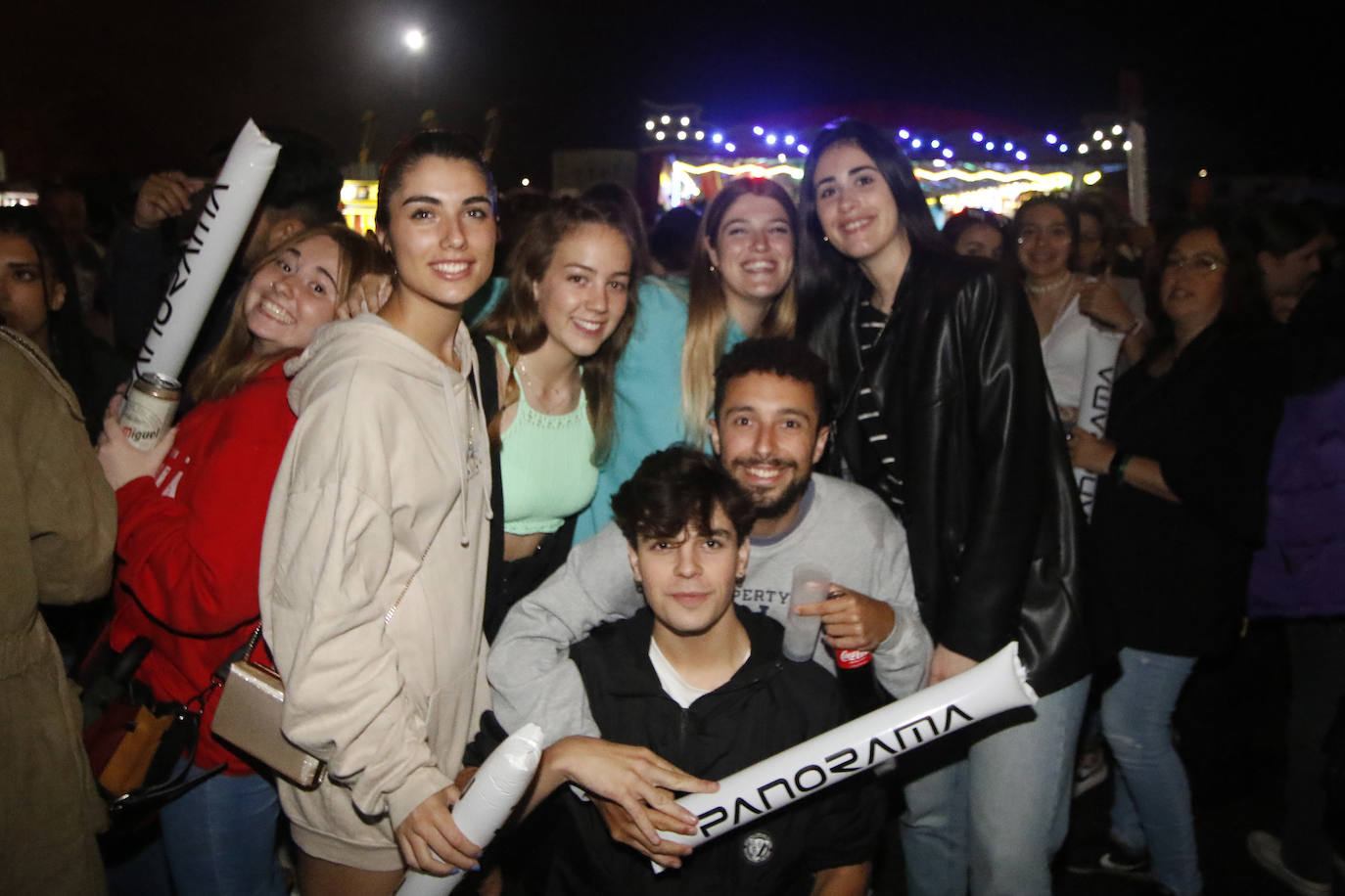 La orquesta amenizó la noche de San Juan a multitud de gijoneses.