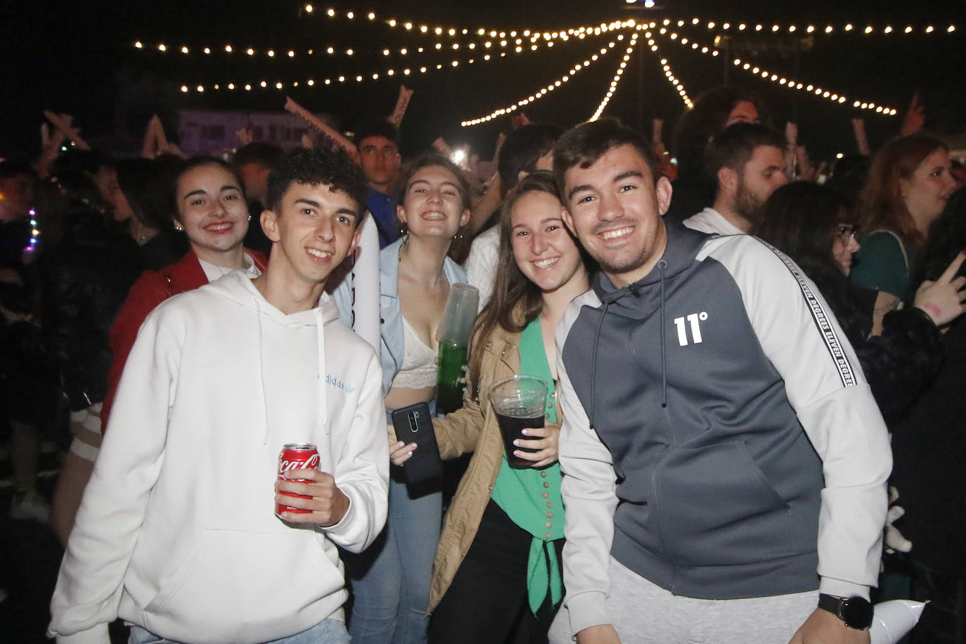 La orquesta amenizó la noche de San Juan a multitud de gijoneses.