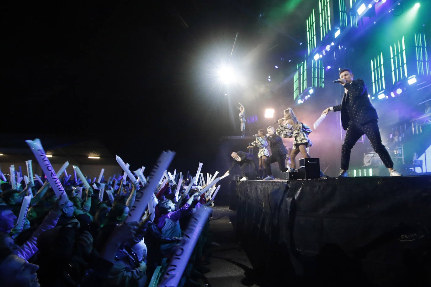 La orquesta amenizó la noche de San Juan a multitud de gijoneses.