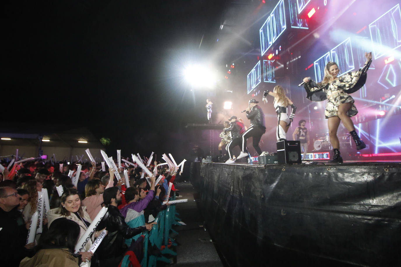 La orquesta amenizó la noche de San Juan a multitud de gijoneses.