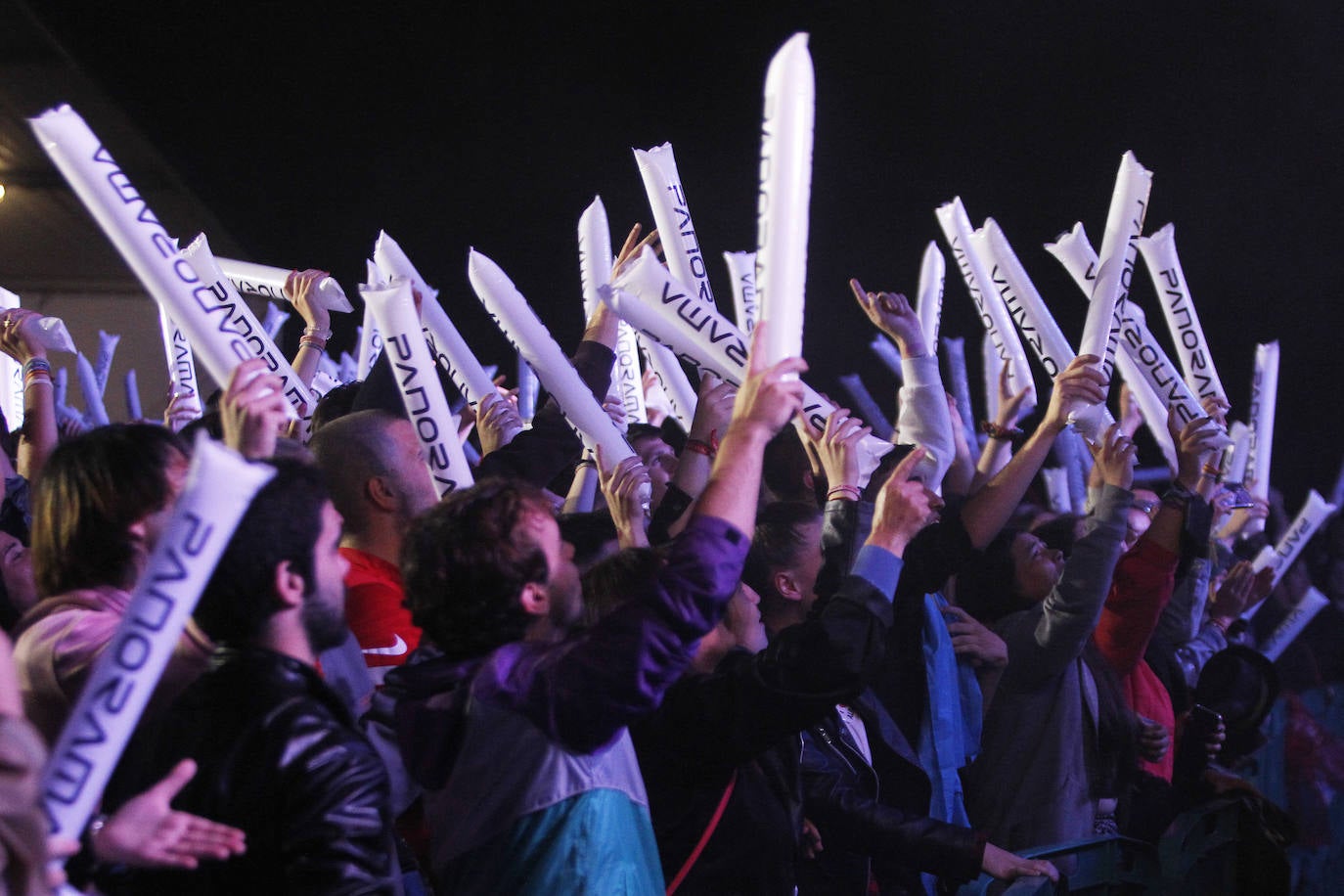 La orquesta amenizó la noche de San Juan a multitud de gijoneses.