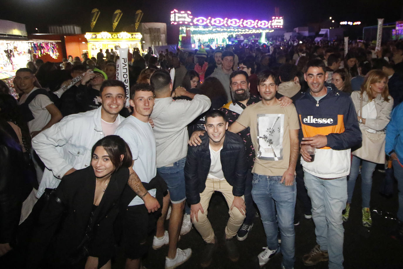 La orquesta amenizó la noche de San Juan a multitud de gijoneses.